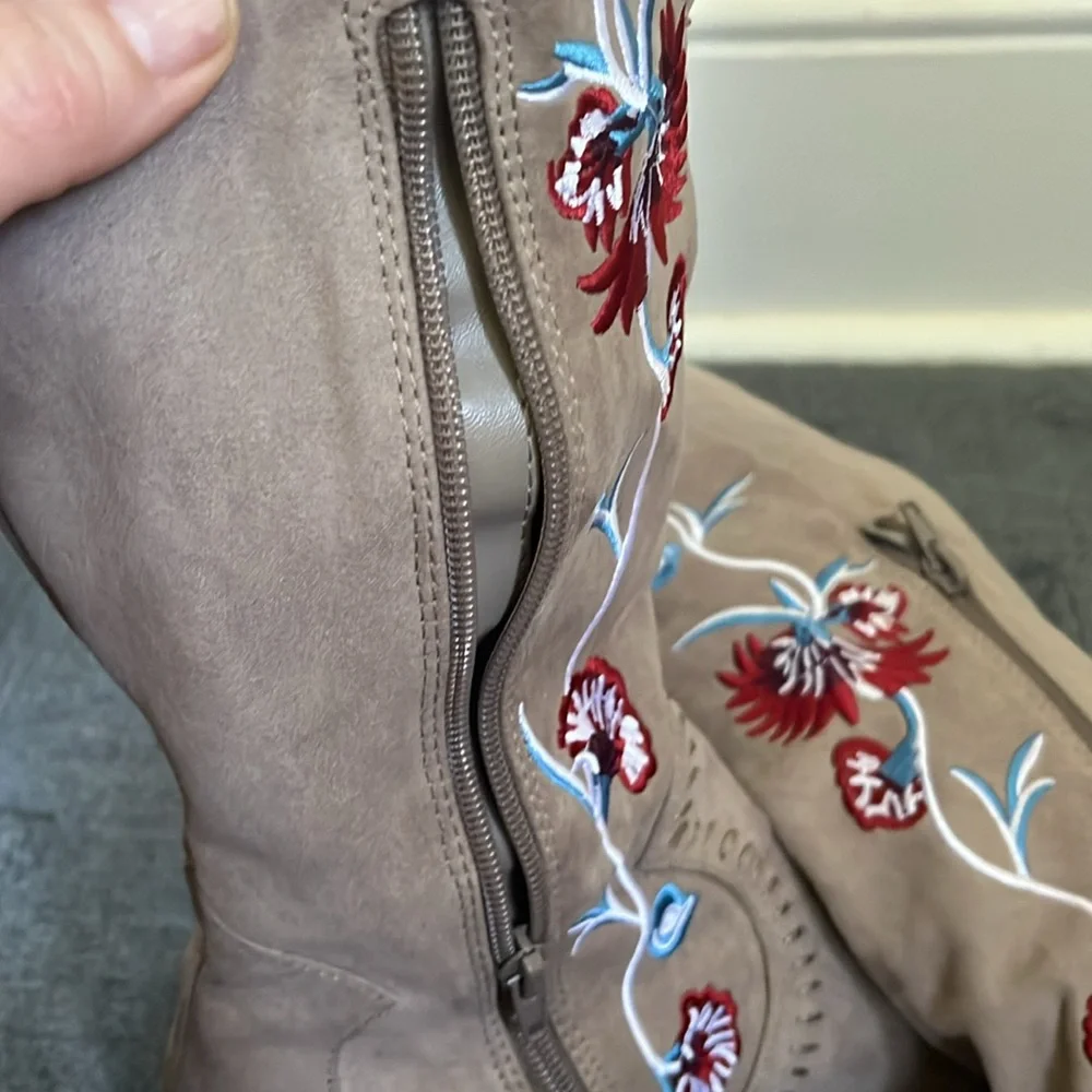 Carlos Santana Alexia boots taupe w/vibrant red,blue & white embroidery Size 6